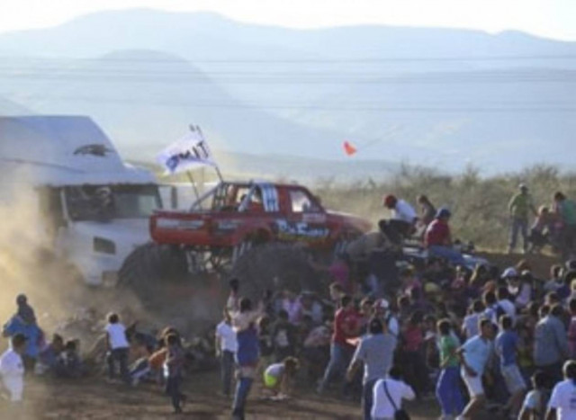 Πολύνεκρη τραγωδία στο Μεξικό- Αυτοκίνητο καταπλάκωσε θεατές (vid)