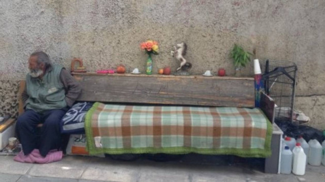 Μαθήματα αξιοπρέπειας: Ο νοικοκύρης άστεγος του... Κολωνακίου (photo)!