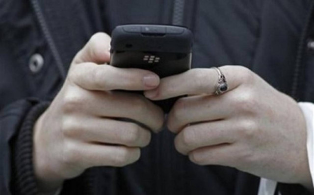 Ληστεύουν νεαρούς για ένα κινητό τηλέφωνο!