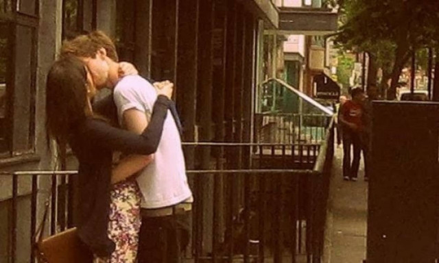 Ελεύθεροι οι ανήλικοι που φιλήθηκαν και ανέβασαν φωτό στο Facebook