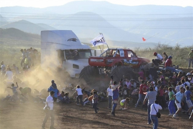 Αυξάνονται οι νεκροί από το δυστύχημα σε αγώνα στο Μεξικό (βίντεο)