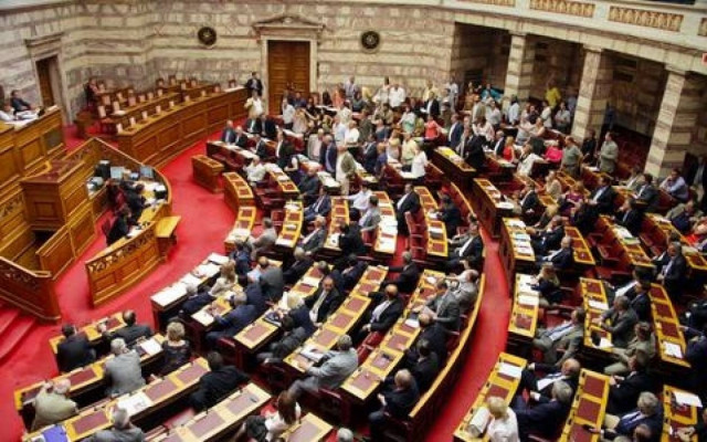 ΔΕΙΤΕ LIVE: Ξεκίνησε ο αγιασμός στη Βουλή