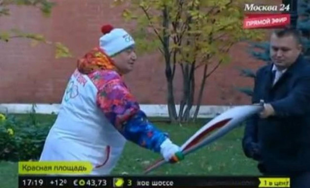 Απίστευτο: Άναψαν την Ολυμπιακή Φλόγα με αναπτήρα (vid)