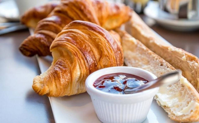 Μύθος η διατροφική αξία του πρωινού υποστηρίζει νέα έρευνα