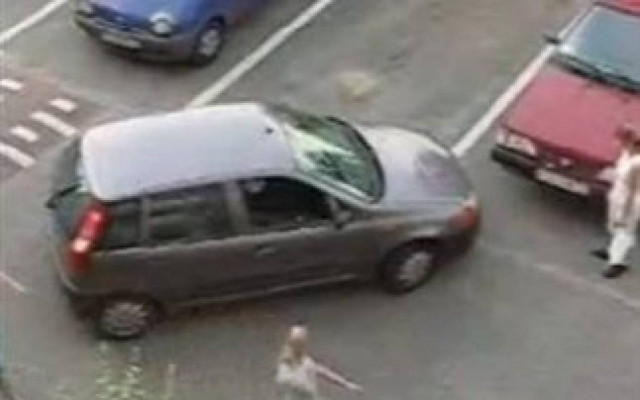 Βίντεο-Απόλαυση: Γυναίκα ξεπαρκάρει...