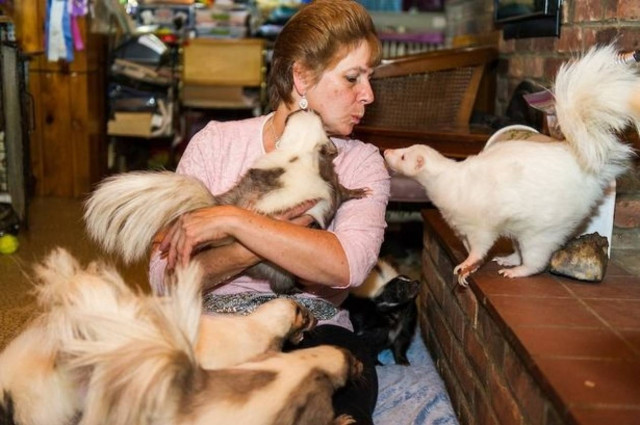 Απίστευτο: Μένει στο σπίτι της μαζί με 50...