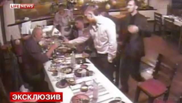 Βίντεο-ΣΟΚ: Στο τραπέζι του γάμου βγήκαν μαχαίρια