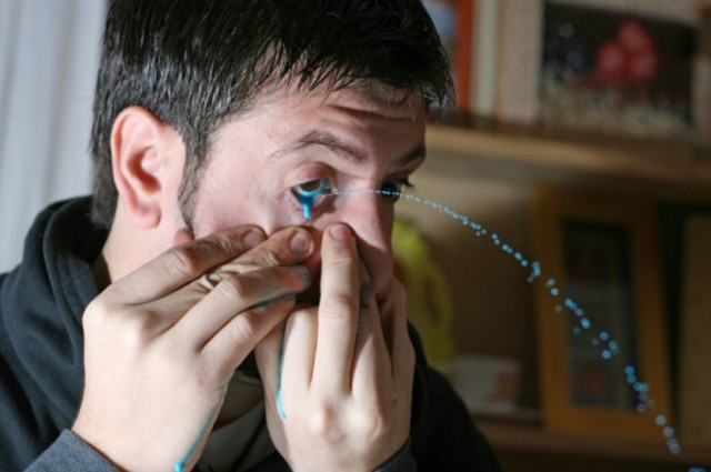 Απίστευτο: Ζωγραφίζει εκτοξεύοντας χρώμα από τα μάτια!