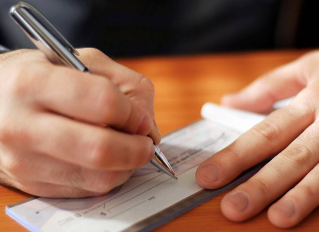 Μπλοκ επιταγών και 100.000 ευρώ έκαναν… «φτερά»