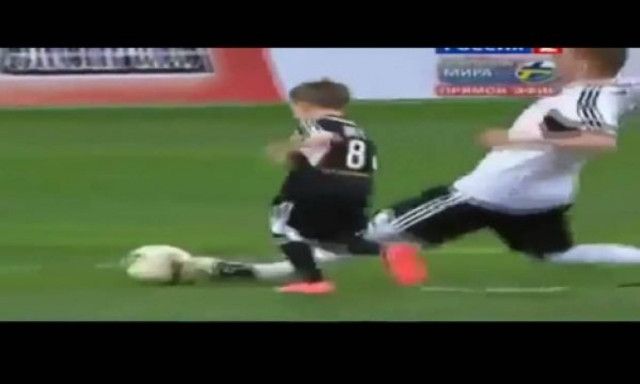 Πιτσιρικάς μπαίνει στο γήπεδο κατά τη διάρκεια αγώνα και βάζει γκολ