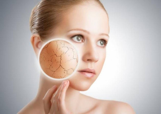 Οι κακές συνήθειες που γερνούν το δέρμα