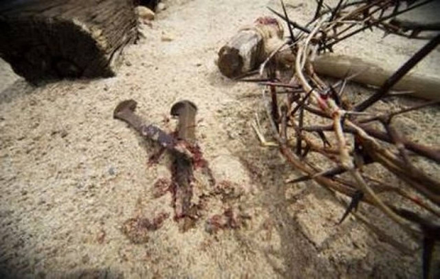 ΣΟΚ: Τη σταύρωσαν για να την απαλλάξουν από τις αμαρτίες της