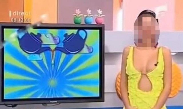 Η παρουσιάστρια,ο προκλητικός χορός και η αποκάλυψη του στήθους on air