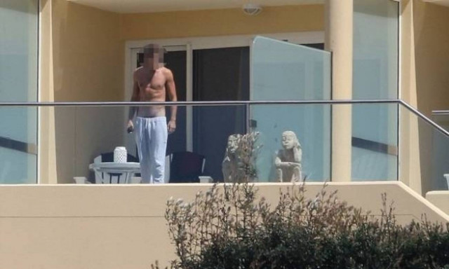 Βγήκε στο μπαλκόνι με κατεβασμένη την φόρμα και παραλίγο να...