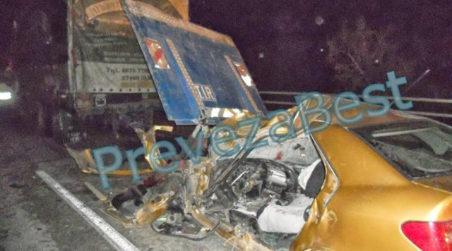 Ι.Χ σφηνώθηκε στο πίσω μέρος φορτηγού - Ένας νεκρός