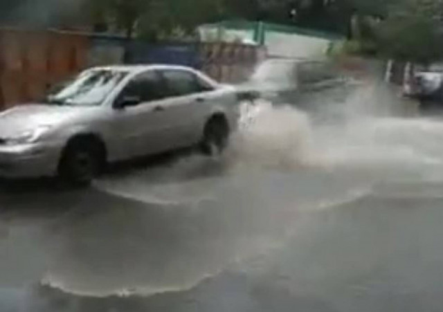 Δείτε που πάρκαρε ο τύπος το αυτοκίνητο και τι έπαθε (vid)