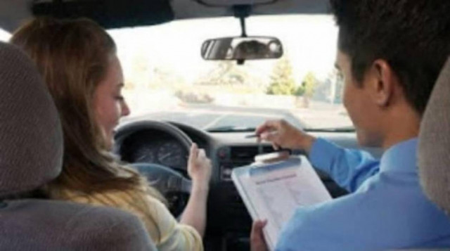 Σαρώνει στο Facebook: Οι... σημειώσεις μιας νεαρής ελληνίδας οδηγού