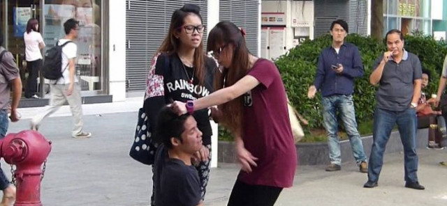 Βίντεο: Δείτε τι έκανε στον φίλο της όταν έμαθε ότι την απάτησε!