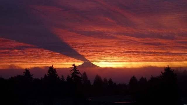 Απίστευτο: Η σκιά ενός βουνού «σκάει» στον ουρανό