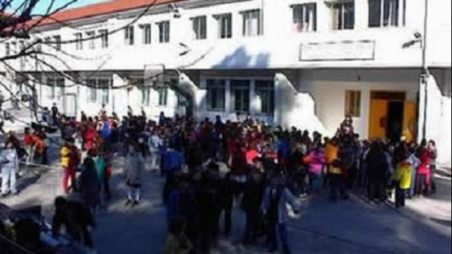 ΣΟΚ: Σάτυρος αυτοϊκανοποιούνταν έξω από σχολείο!