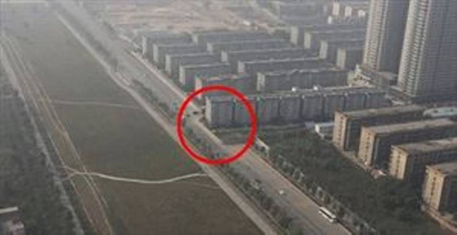 Κίνα:Έχτισαν κατά λάθος πολυκατοικία στη μέση αυτοκινητόδρομου (pics)