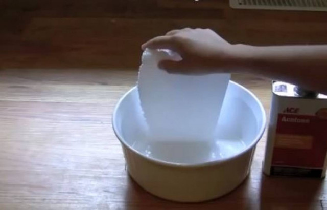 Τι θα συμβεί αν βουτήξουμε φελιζόλ μέσα σε ασετόν;