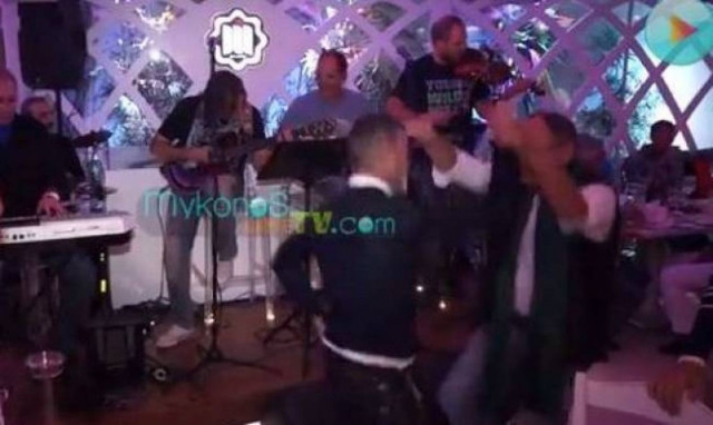 Οι Dsquared χορεύουν… νησιώτικα!