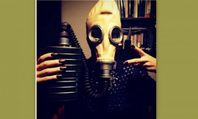 Τραγουδίστρια με... «μάσκα οξυγόνου»!