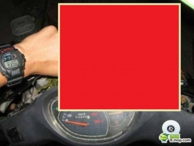 ΑΠΙΣΤΕΥΤΟ: Δείτε τι βρήκε μέσα στην μοτοσυκλέτα του; (Photos)