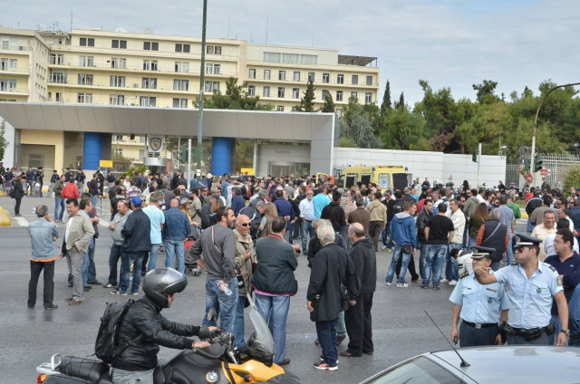 Ολοκληρώθηκε η πορεία των εργαζομένων στα Ναυπηγεία (pics+vids)