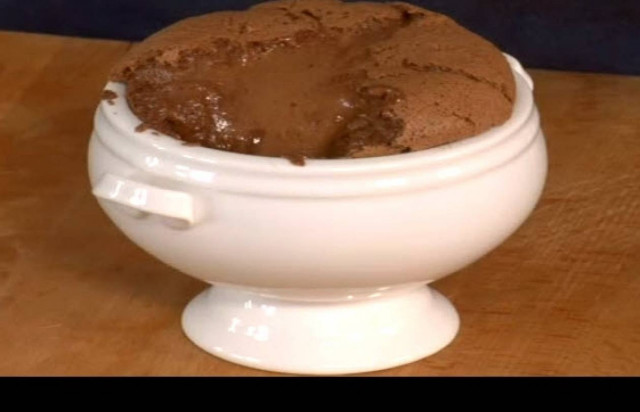 Εύκολη συνταγή για ζουμερό και πεντανόστιμο soufflé σοκολάτας!