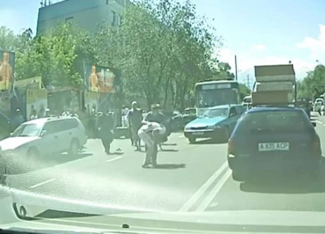 Άγριο ξύλο στη μέση του δρόμου (vid)