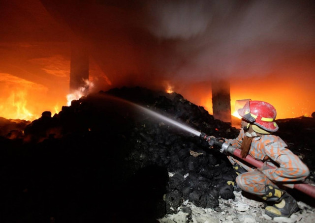 Φονική πυρκαγιά σε εργοστάσιο στο Μπαγκλαντές
