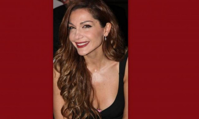 Η Βανδή φωτογραφίζεται με πουλόβερ και… με τις γόβες της...