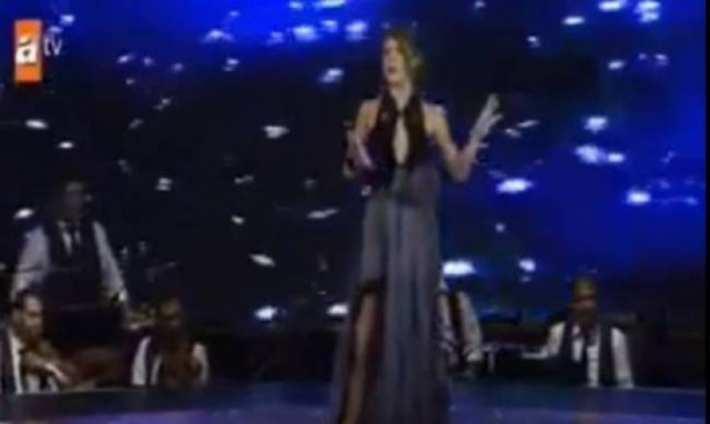 Απέλυσαν Τουρκάλα παρουσιάστρια επειδή ήταν βαθύ το ντεκολτέ της