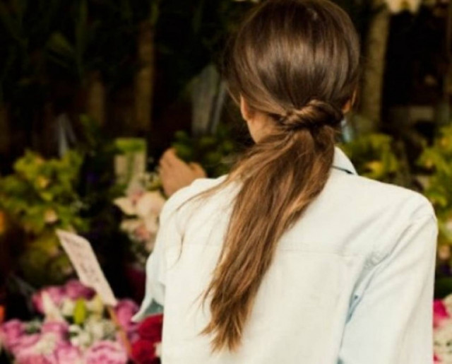 Είστε λάτρεις της αλογοουράς; Φτιάξτε μια ponytail twist