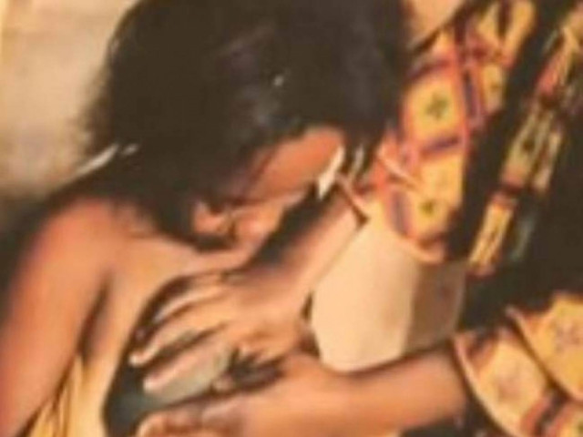 Σοκ: «Σιδερώνουν» το στήθος των παιδιών τους