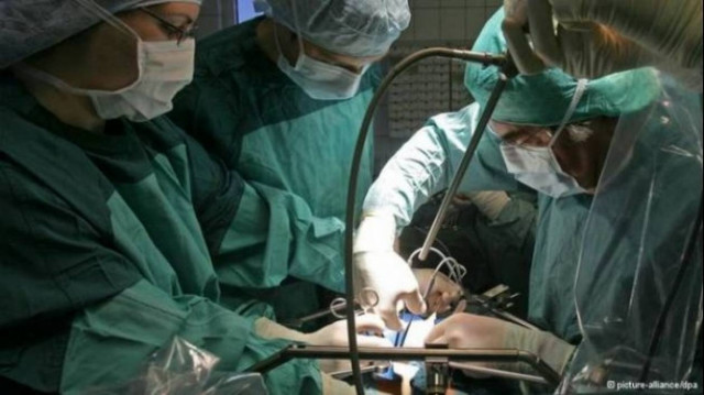 Υπέβαλε μήνυση στο γιατρό για το θάνατο της μητέρας του