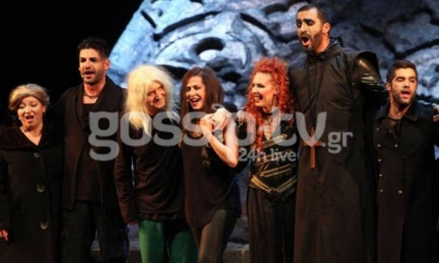 Πως ο Καρβέλας έκλεψε την παράσταση στην χθεσινή πρεμιέρα της Βίσση