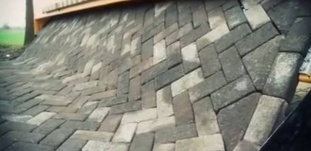 Απίστευτο: Εργάτες φτιάχνουν χαλί από τούβλα και το στρώνουν στο δρόμο