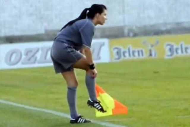 Δείτε την πιο σέξι βοηθό διαιτητή στο ποδόσφαιρο (Video)