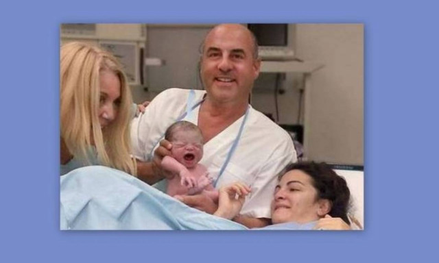 Η Ρούλα Κορομηλά στην αίθουσα τοκετού για χάρη της φίλης της