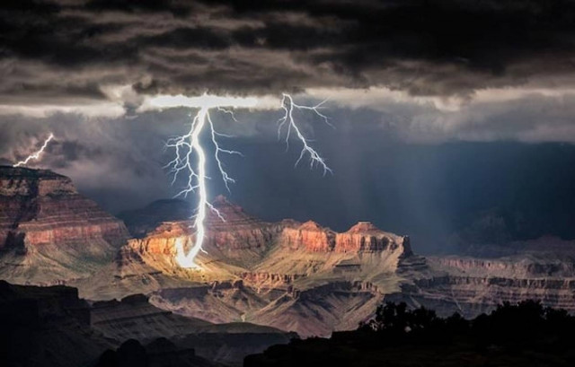 Εκπληκτικές φωτογραφίες από αστραπές στο Grand Canyon