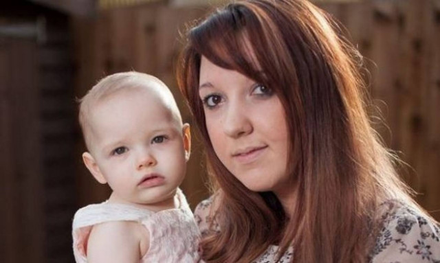 Ο σύντροφός της κοιμόταν και εκείνη γεννούσε μόνη της στο μπάνιο!