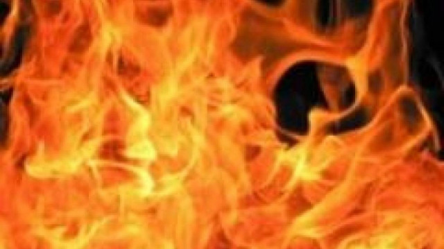 Στις φλόγες καΐκι στο λιμάνι της Σούδας