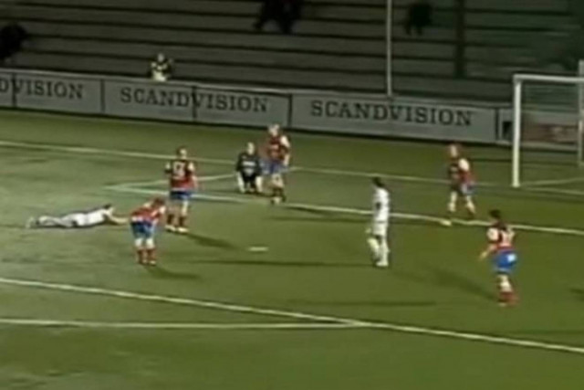 Το αυτογκόλ της χρονιάς το έβαλε γυναίκα (Video)