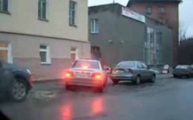 Πόση ώρα μπορεί να κάνει μία οδηγός για να παρκάρει; (vid)