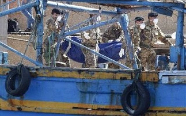 Ιταλία: Σταματούν οι έρευνες στο βυθισμένο σκάφος