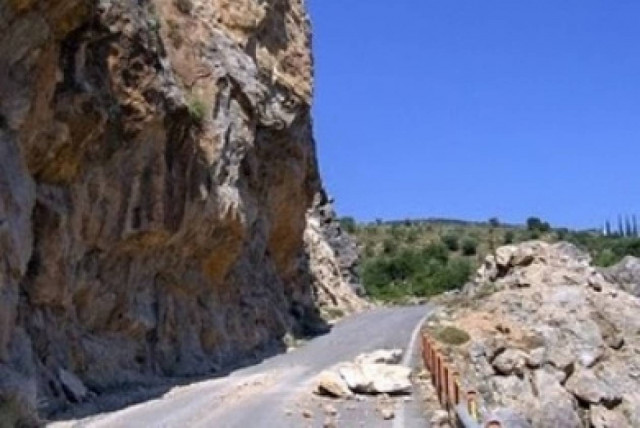 Ήπειρος: Κατολισθήσεις στην εθνική οδό Ιωαννίνων - Κακαβιάς