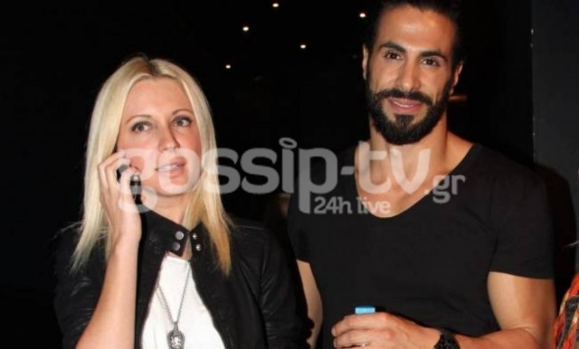 Γιώργος Παράσχος: Με ξανθιά συνοδό στο θέατρο